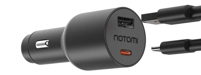 Ładowarka samochodowa Notomi 65 W z portami USB-C i USB-A oraz przewody USB-A i USB-C w trakcie podpinania.